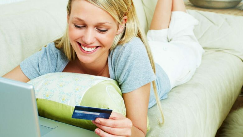 Frau Kreditkarte online shopping kaufen internet digital scaled e1619119930724 400a504a