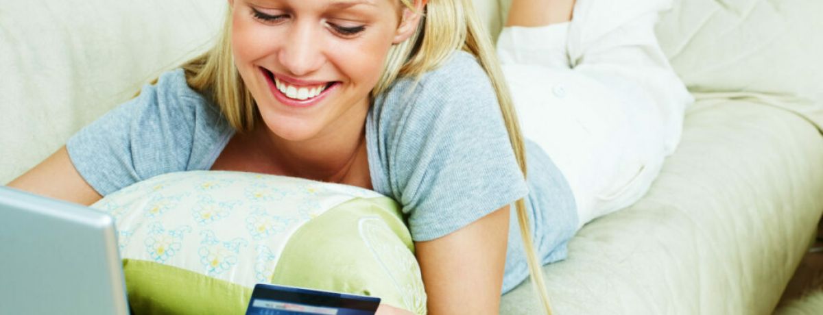 Frau Kreditkarte online shopping kaufen internet digital scaled e1619119930724 488bcfda