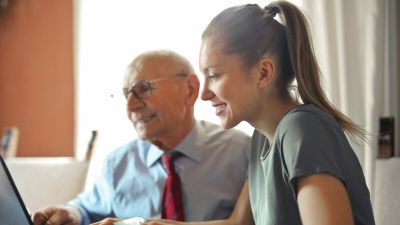 Generation Old Man Young Woman Working Together Kundenorientierung 8e293914
