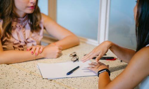 zusammenarbeitende Personen Wo anpacken Feedback c8890ee8