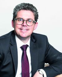 Georg-Oberhollenzer_Geschaeftsfuehrer-Raiffeisenkasse-Bruneck-emotion-banking-scaled